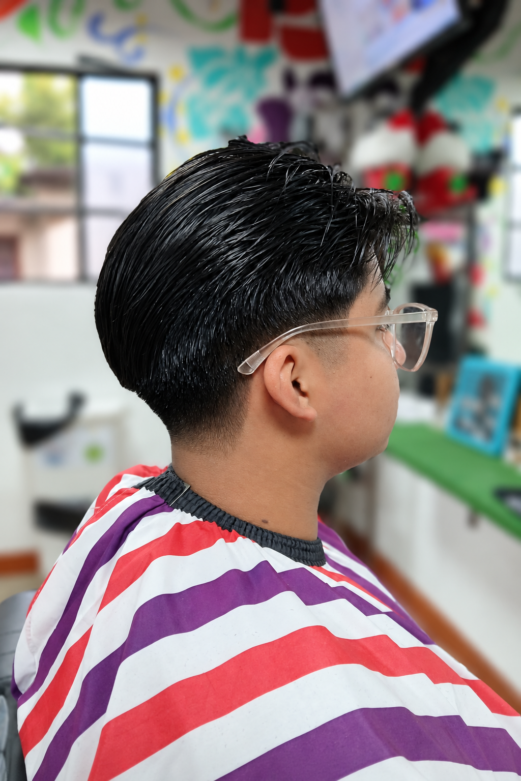 Corte con degradado bajo y peinado hacia atrás en Rocky&Chely