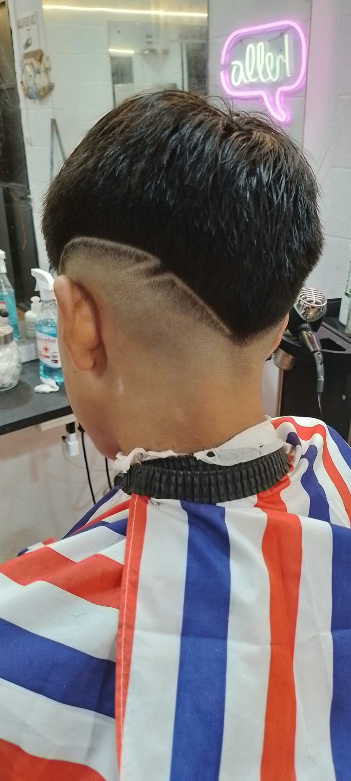 Diseño de rayos en la nuca realizado en Rocky&Chely