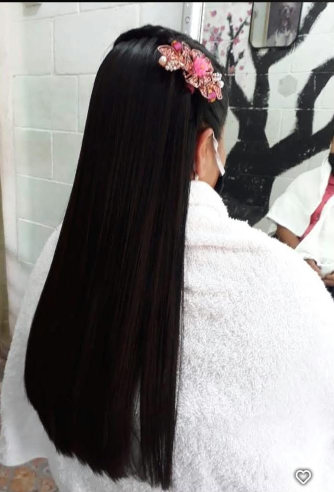 Cabello largo alisado con pasador de flores para ocasión especial en Rocky&Chely
