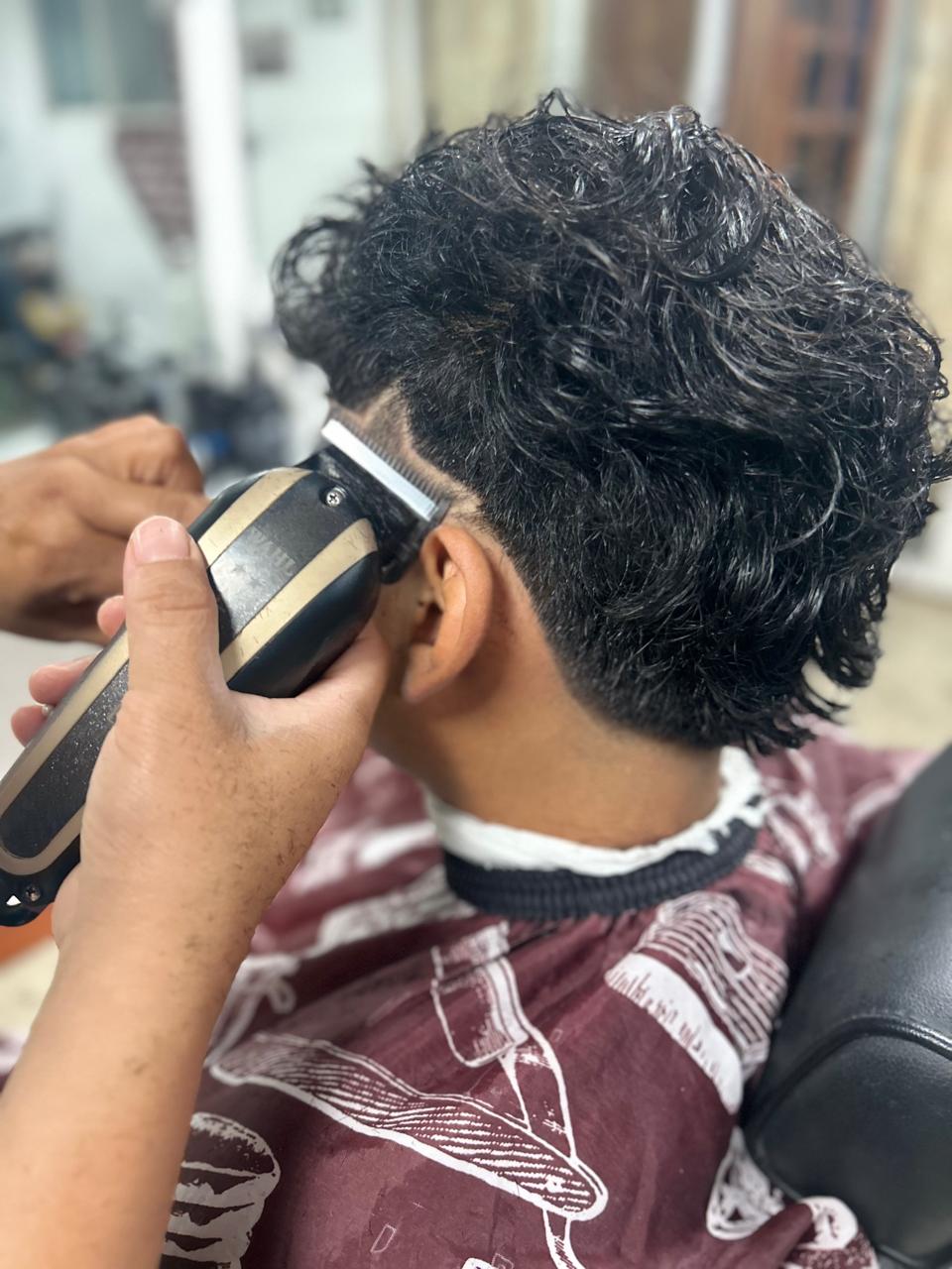 Corte de cabello rizado con máquina realizado en Rocky&Chely